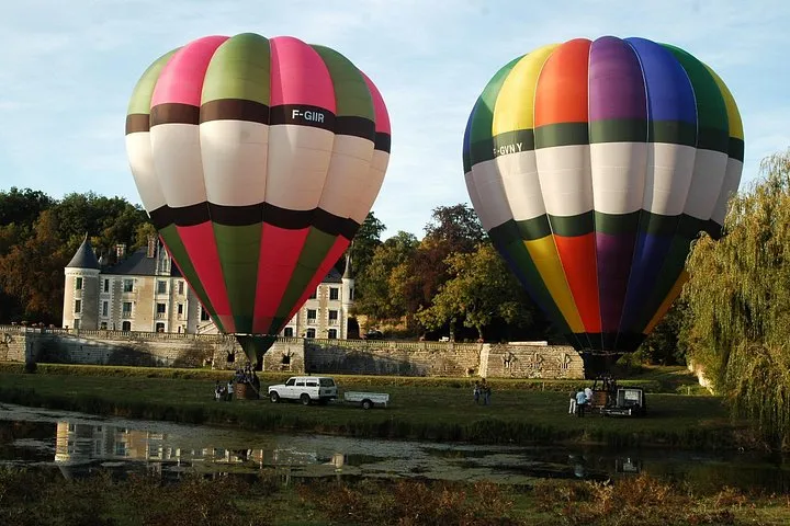 Hot-air balloon over the Loire river and chateaux on a Loire Valley castles tour by air