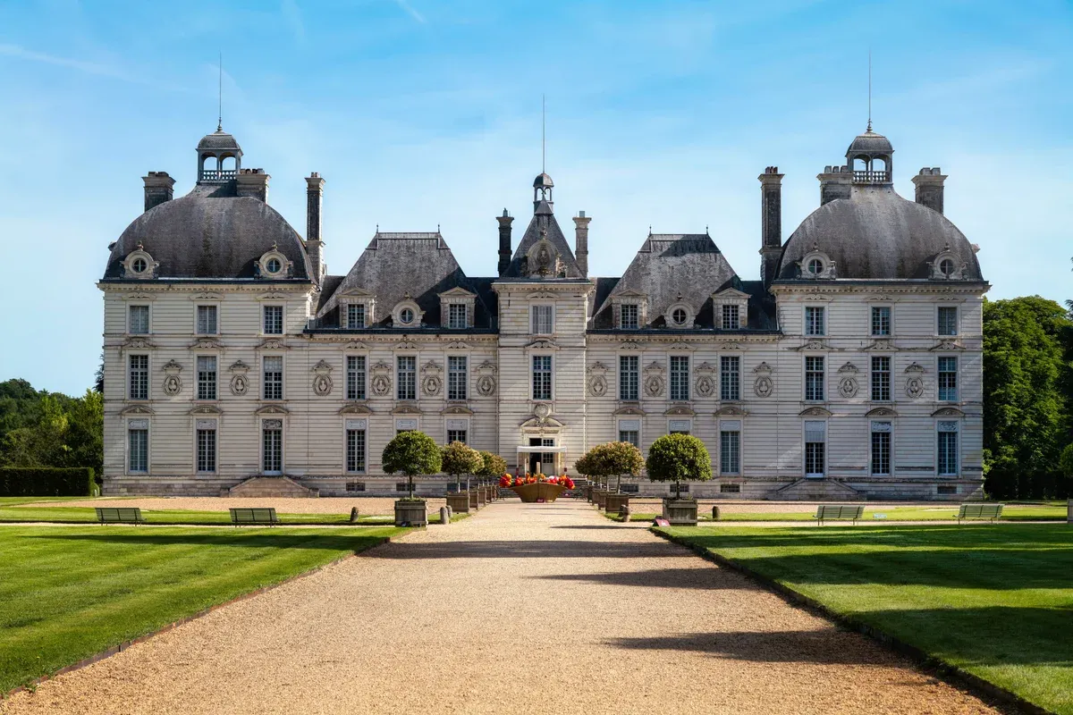 Château de Cheverny symmetrical facade on a Loire Valley castles tour