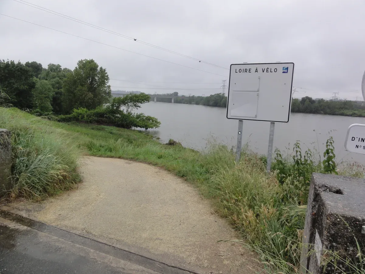 Loire à Vélo route sign beside the Loire on a Loire Valley castles bike tour